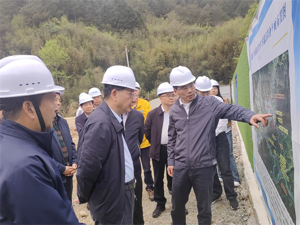 4月1日，安徽省人大常委會(huì)副主任魏曉明查調(diào)研防洪項(xiàng)目進(jìn)展情況，縣政府縣長王奇勇等相關(guān)部門負(fù)責(zé)人陪同調(diào)研。.jpg