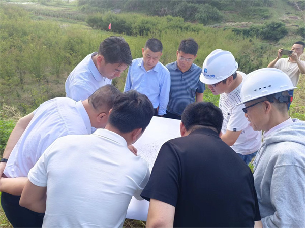 5月15日，張總會(huì)程縣長、國土、水利、桂林鎮(zhèn)、徽城鎮(zhèn)主要領(lǐng)導(dǎo)現(xiàn)場查看防洪項(xiàng)目征地重影事宜.jpg