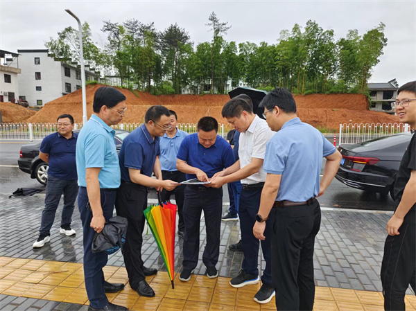 5月30日，洪董，余總陪同詹凱縣長(zhǎng)一行調(diào)研富豐新城路網(wǎng)工程項(xiàng)目.jpg