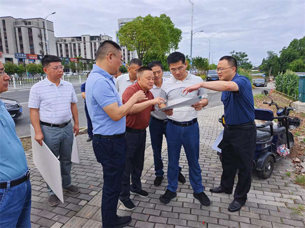 6月17日，集團(tuán)領(lǐng)導(dǎo)陪同王奇勇縣長一行調(diào)研富豐新城項(xiàng)目.jpg