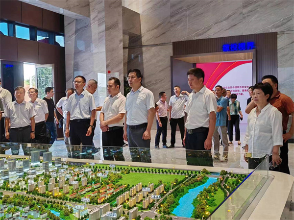 7月18日上午，歙縣人工智能創(chuàng)客中心正式投入使用并舉行揭牌儀式，縣委常委、常務(wù)副縣長詹凱主持儀式，縣委副書記、縣長王奇勇和徽投集團(tuán)黨委書記、董事長洪筱明共同為歙縣人工智能創(chuàng)客中心揭牌?？h委常委、縣經(jīng)開區(qū)管委會(huì)主任王坤，副縣長程衍生，縣政協(xié)副主席、財(cái)政局局長曹胡翠，縣直有關(guān)部門、縣各金融機(jī)構(gòu)主要負(fù)責(zé)同志，共同見證揭牌儀式，并觀摩富豐新城片區(qū)投資規(guī)劃沙盤、集團(tuán)企業(yè)館2。.jpg