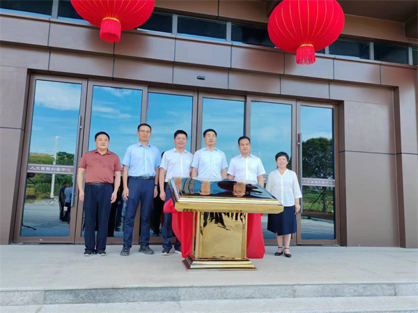 7月18日上午，歙縣人工智能創(chuàng)客中心正式投入使用并舉行揭牌儀式，縣委常委、常務(wù)副縣長詹凱主持儀式，縣委副書記、縣長王奇勇和徽投集團(tuán)黨委書記、董事長洪筱明共同為歙縣人工智能創(chuàng)客中心揭牌?？h委常委、縣經(jīng)開區(qū)管委會(huì)主任王坤，副縣長程衍生，縣政協(xié)副主席、財(cái)政局局長曹胡翠，縣直有關(guān)部門、縣各金融機(jī)構(gòu)主要負(fù)責(zé)同志，共同見證揭牌儀式，并觀摩富豐新城片區(qū)投資規(guī)劃沙盤、集團(tuán)企業(yè)館1。.jpg