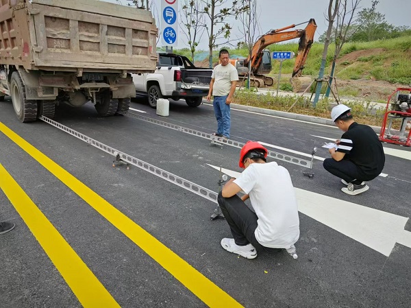 圖片“秋老虎”來襲，室外工程檢測(cè)不停歇.jpg