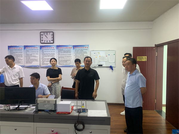 9月14日，副縣長徐涌駟赴公交公司開展中秋、國慶節(jié)前安全生產檢查指導，集團葉總、交運局馮局、運管服務中心胡主任陪同1。.jpg