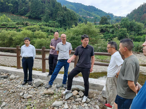 9月15日，程偉副縣長(zhǎng)帶隊(duì)調(diào)研桂溪河清淤事宜。.jpg