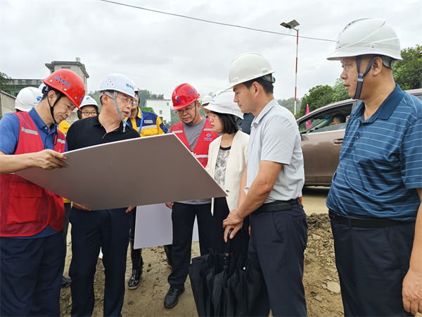 9月19日，江市長調研歙縣段防洪治理項目。.jpg