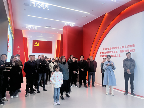 11月30日，黃山徽投集團紀委聯(lián)合集團婦聯(lián)開展“樹清廉家風，建幸福家園”家庭助廉活動，為營造風清氣正的企業(yè)政治生態(tài)貢獻家庭力量。活動邀請了集團各支部書記、近兩年來新任職的集團中層干部及其家屬等40余人參加，以別樣方式共話家風建設(shè)，共筑廉潔防線1。.jpg