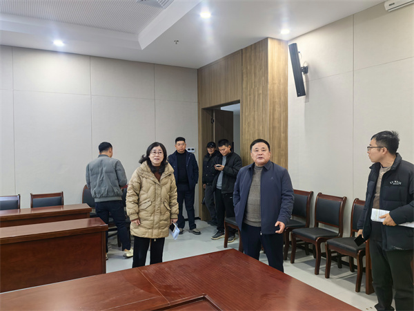 12月24日，洪董會同人大鄭主任檢查行知研學基地會務場地布置工作。.jpg
