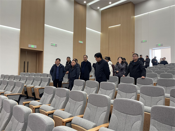 1月4日，洪董陪同吳志平書記檢查行知研學基地會務準備情況。.jpg