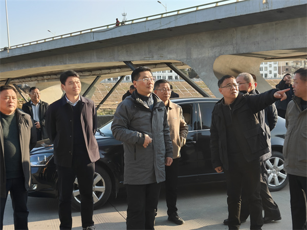 1月19日下午，縣政府縣長(zhǎng)實(shí)地調(diào)研新安江流域防洪治理工程項(xiàng)目進(jìn)展情況，副縣長(zhǎng)程偉，縣政府辦、縣水利局、縣應(yīng)急局、縣住建局、縣城管局、徽投集團(tuán)、徽城鎮(zhèn)、桂林鎮(zhèn)有關(guān)負(fù)責(zé)同志隨同參加。.jpg