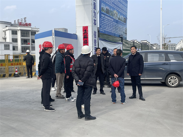 2月5日，縣長王奇勇帶隊調(diào)研新徽商創(chuàng)業(yè)基地一期一標(biāo)段項目春節(jié)后復(fù)工復(fù)產(chǎn)工作，黃山徽投集團(tuán)總經(jīng)理潘楷金陪同調(diào)研。.jpg