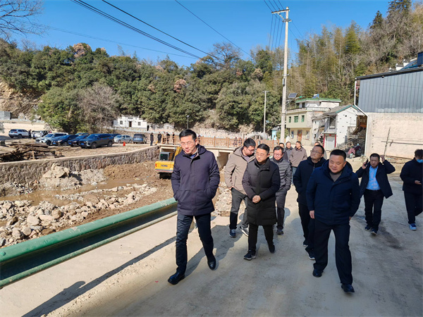 2月9日，王縣長帶隊到皋經(jīng)村開展災后恢復重建工作調研.jpg