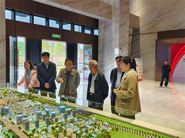 4月17日，潘總陪同市人大常委會原副主任鮑小如一行調研富豐新城項目.jpg