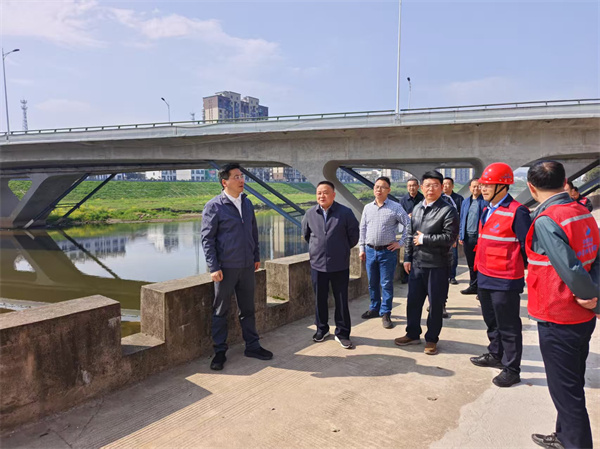 4月7日，洪董，張總陪同王奇勇縣長一行調(diào)研防洪工程項(xiàng)目.jpg