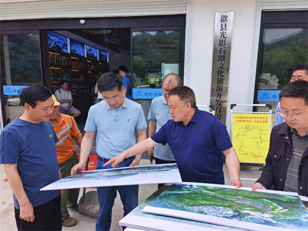 5月4日，洪董陪同王奇勇縣長一行調(diào)研石潭景區(qū)項目.jpg