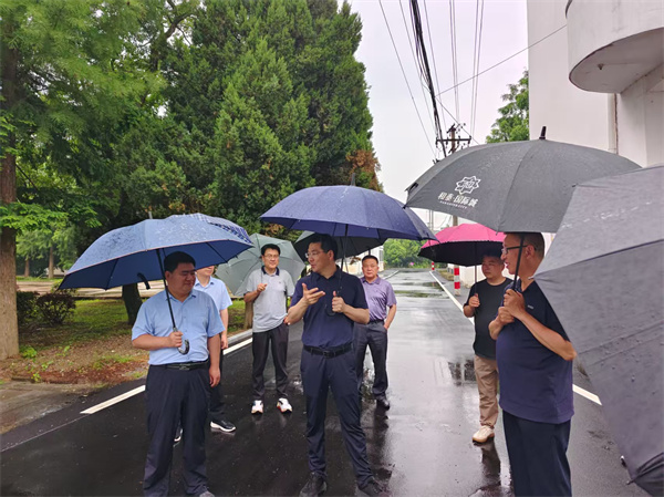 5月22日，洪董陪同王奇勇縣長一行到潭渡中學(xué)調(diào)研.jpg