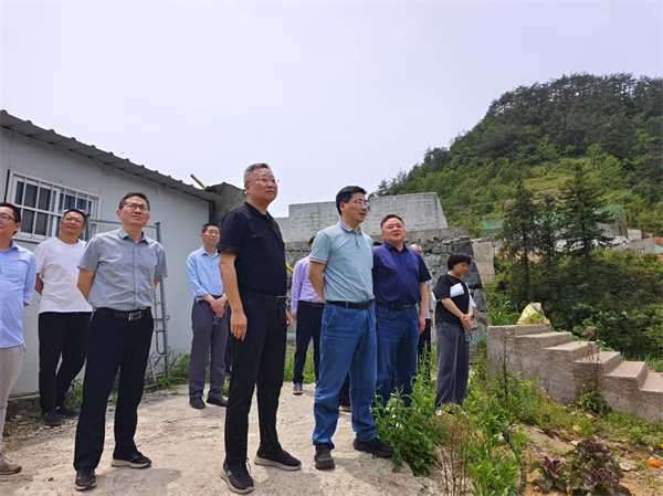 5月4日，洪董陪同王奇勇縣長一行調(diào)研湖田山景區(qū)項目.jpg