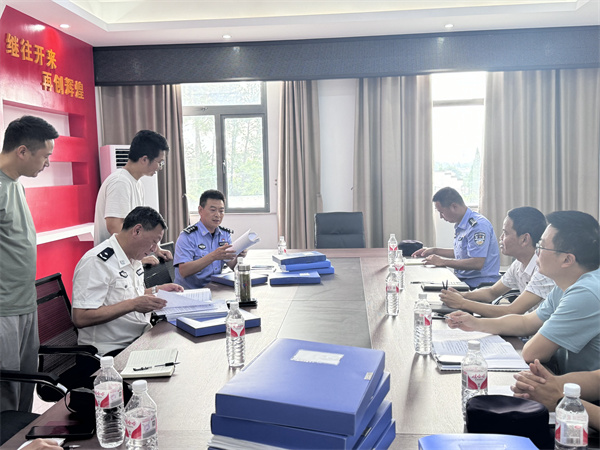 5月27日下午，副縣長、縣公安局長胡漢邦帶隊走訪徽智公司，開展“愛企日”座談交流，了解徽智公司生產(chǎn)經(jīng)營情況，現(xiàn)場查看安全生產(chǎn)管理臺賬，集團潘總陪同座談1。.jpg