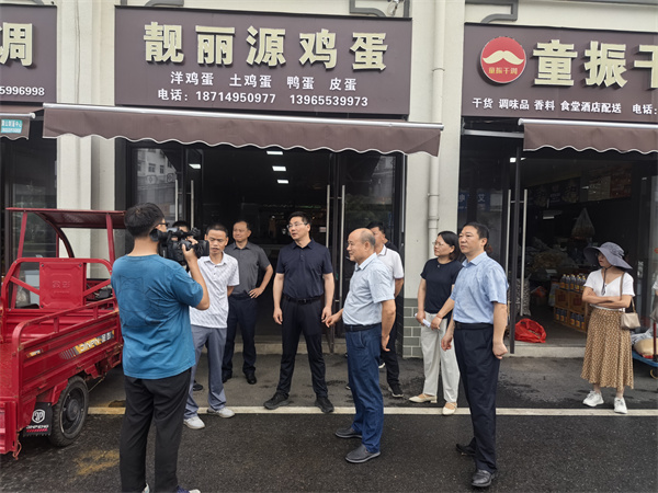 6月19日，王奇勇縣長(zhǎng)帶隊(duì)文明辦，市監(jiān)局，城管局調(diào)研城西鄰里中心，潘總，汪總現(xiàn)場(chǎng)陪同1.jpg