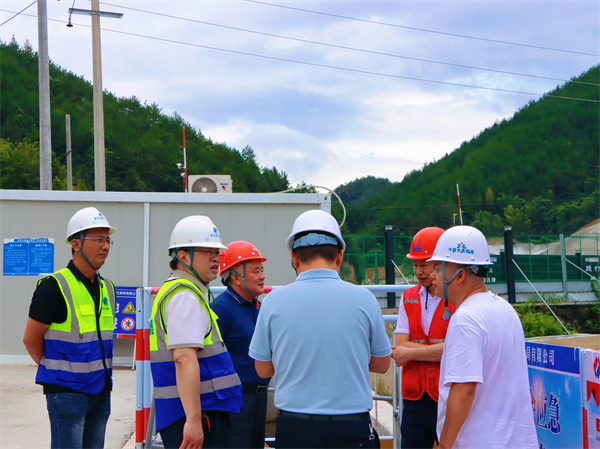 7月28日，洪董帶隊(duì)赴新安江防洪工程、新徽商創(chuàng)業(yè)基地開展“高溫送清涼”活動(dòng)并進(jìn)行安全生產(chǎn)專項(xiàng)檢查1。.jpg