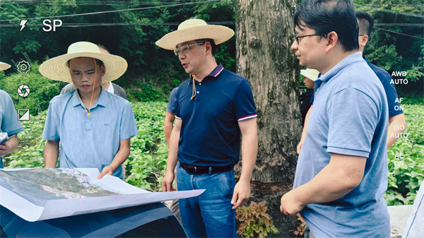 7月17日，王奇勇縣長赴新安江航道綜合整治提升工程沿線調(diào)研項(xiàng)目用地，集團(tuán)潘總陪同調(diào)研.jpg