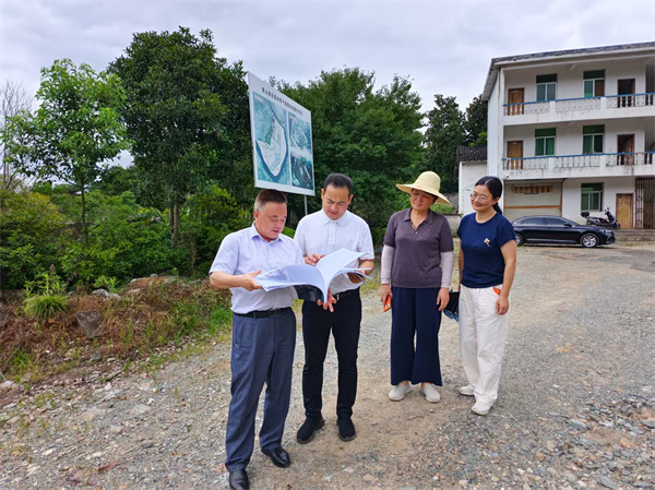 7月11日，洪董陪同縣委王坤副書記一行調(diào)研斯干苗圃.jpg
