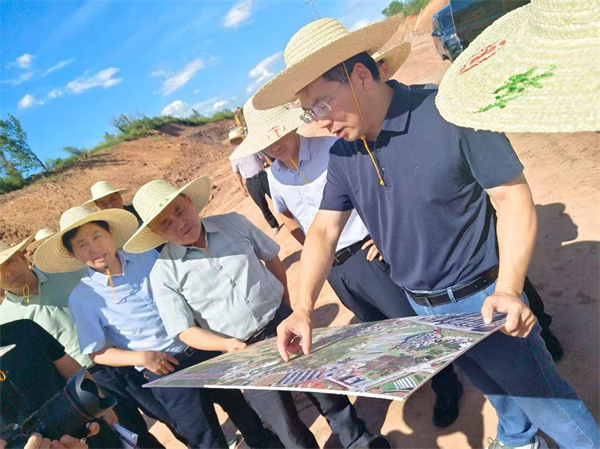 8月14日，洪董、余總陪同王奇勇縣長帶隊(duì)調(diào)研富豐新城黎七路、賓虹大道、富資路、消防站、兩館等項(xiàng)目2。.jpg