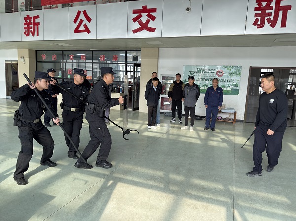25.12.3警企聯(lián)動(dòng)開展公交防恐演練2.jpg