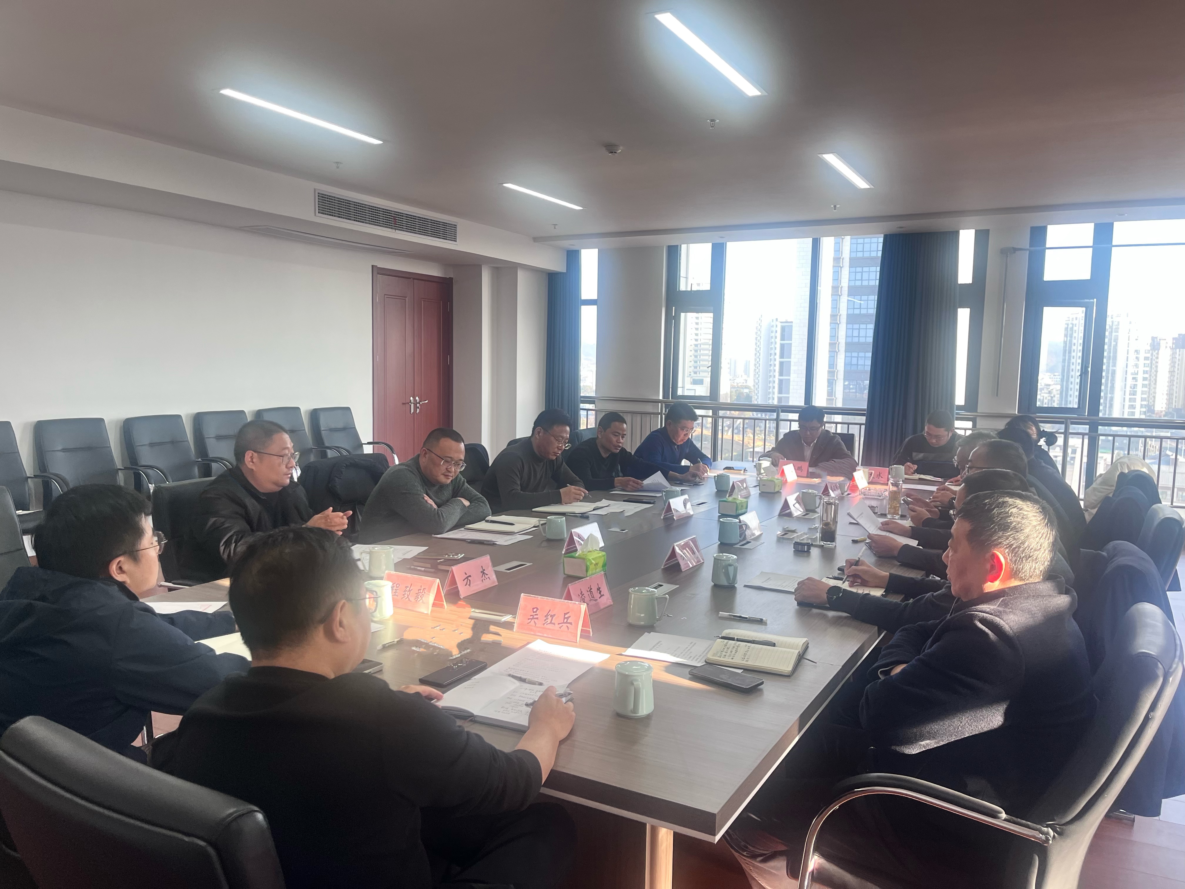 12月6日，集團(tuán)牽頭聯(lián)合開投集團(tuán)、農(nóng)文旅集團(tuán)召開縣屬國有企業(yè)業(yè)務(wù)交流座談會(huì)，圍繞整體聯(lián)動(dòng)、深度合作，實(shí)現(xiàn)優(yōu)勢(shì)互補(bǔ)，互利共贏開展交流座談。集團(tuán)鮑董、潘總、余總、張總、方總參加座談。.jpg
