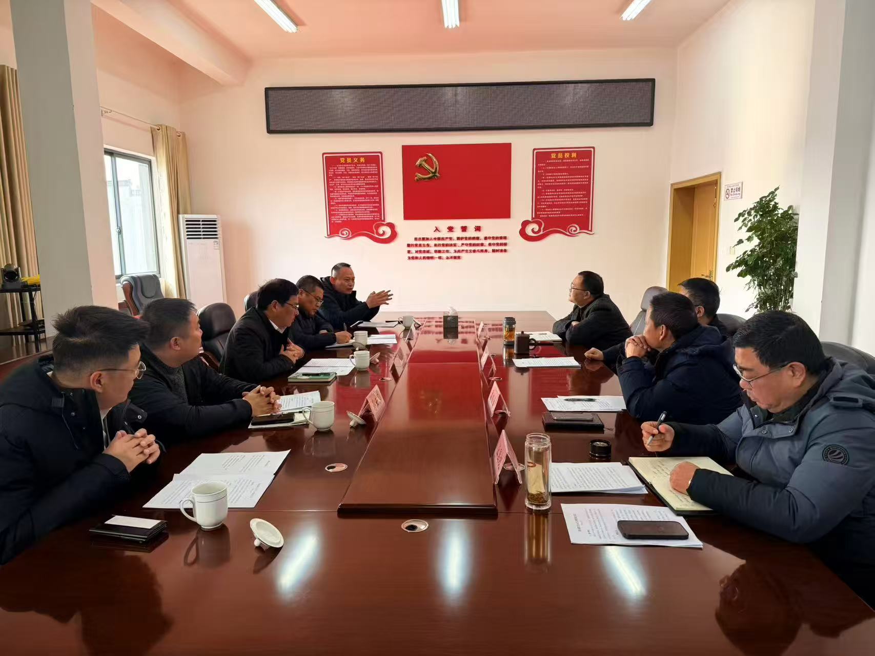 1月23日，浙江交工集團養(yǎng)護分公司黨委書記、總經(jīng)理袁航新一行赴徽投集團進行業(yè)務交流，鮑董、潘總、余總及徽昌公司參加座談。.jpg