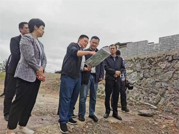 5月10日，副縣長(zhǎng)徐涌泗一行調(diào)研湖田山項(xiàng)目，黃山徽投集團(tuán)黨委書記、董事長(zhǎng)洪筱明，湖田山執(zhí)行董事邢輝姣陪同2.jpg