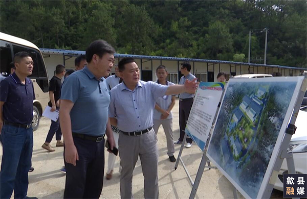 6月18日，縣委常委、常務(wù)副縣長吳志平帶隊先后來到城區(qū)備用飲用水源保護區(qū)治理工程、第三水廠及供水管網(wǎng)配套延伸工程、漁梁風貌整治提升工程、城區(qū)老舊管網(wǎng)提升項目、游泳館二期等重點項目建設(shè)現(xiàn)場，黃山徽投集團黨委書記、董事長洪筱明陪同。.png