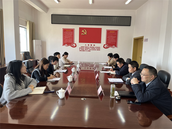 11月7日，縣組織部常務(wù)副部長邵靈花，縣紀(jì)委副書記吳嵐送集團(tuán)黨務(wù)委員、紀(jì)委書記江黎君，集團(tuán)財(cái)務(wù)總監(jiān)葉江圓到集團(tuán)任職，集團(tuán)班子成員參加。.jpg