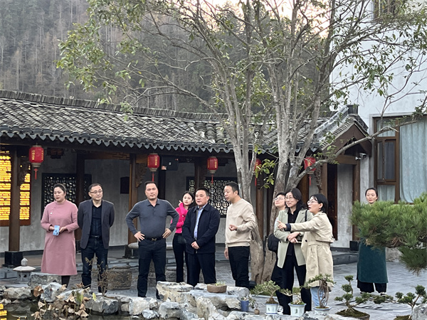 11月26日，縣人大鄭向陽主任帶隊(duì)考察黟縣泊心云宿建成運(yùn)營情況，洪董，方總，葉總陪同調(diào)研。.jpg