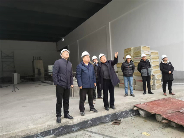 12月4日，程書記查看湖田山項(xiàng)目建設(shè)進(jìn)展情況，洪董，余總陪同。.jpg