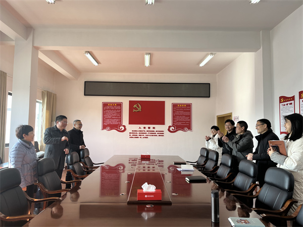 1月29日，縣委常委、副縣長(zhǎng)詹凱，財(cái)政局曹局、汪局一行赴集團(tuán)開(kāi)展新春走訪慰問(wèn)。.jpg
