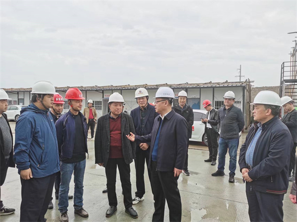 4月4日，縣委書記汪凱在徽投集團董事長洪筱明的陪同下檢查徽投大樓安全生產(chǎn)情況，汪書記詢問項目日常安全管理情況，并對項目經(jīng)理、安全員、技術負責人、項目總監(jiān)等就施工安全生產(chǎn)工作提出殷切希望。.jpg