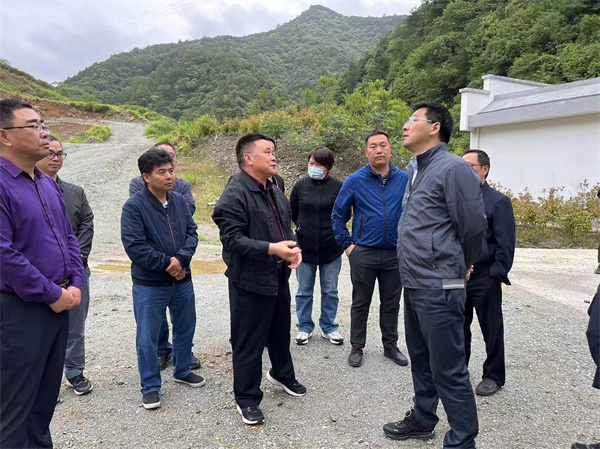 5月22日，王奇勇縣長(zhǎng)一行前往610礦調(diào).jpg