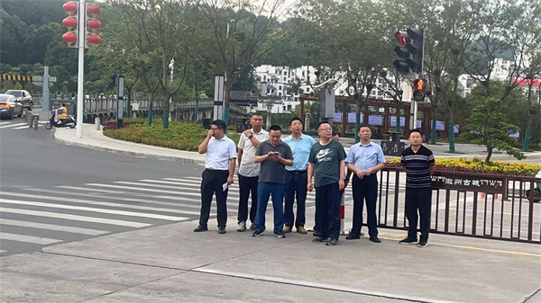 7月15日，汪凱書記在洪董、張總陪同下指導(dǎo)古城亮化、護欄等基礎(chǔ)設(shè)施提升情況。.jpg