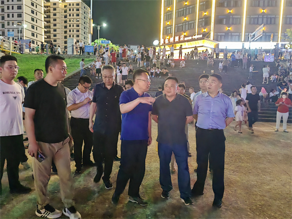 7月15日，汪凱書記視察百花夜市，并就985綠道項目前期工作進行指導(dǎo)，洪董，張總陪同調(diào)研。.jpg