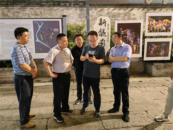 9月11日，汪凱書記夜間調(diào)研古城三期項目，對部分節(jié)點提升進行指導，黃山徽投集團黨委書記、董事長洪筱明，副總經(jīng)理張高峰陪同調(diào)研。.jpg