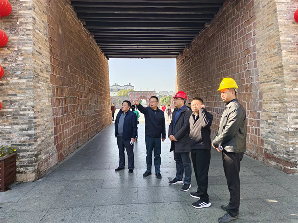 11月28日，洪董陪同汪凱書記調(diào)研古城景觀提升項目.jpg