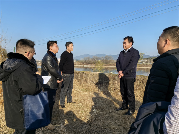 1月17日，縣委副書記吳志平調(diào)研安徽新安江流域防洪治理工程歙縣段工作開展情況，張總陪同。.jpg