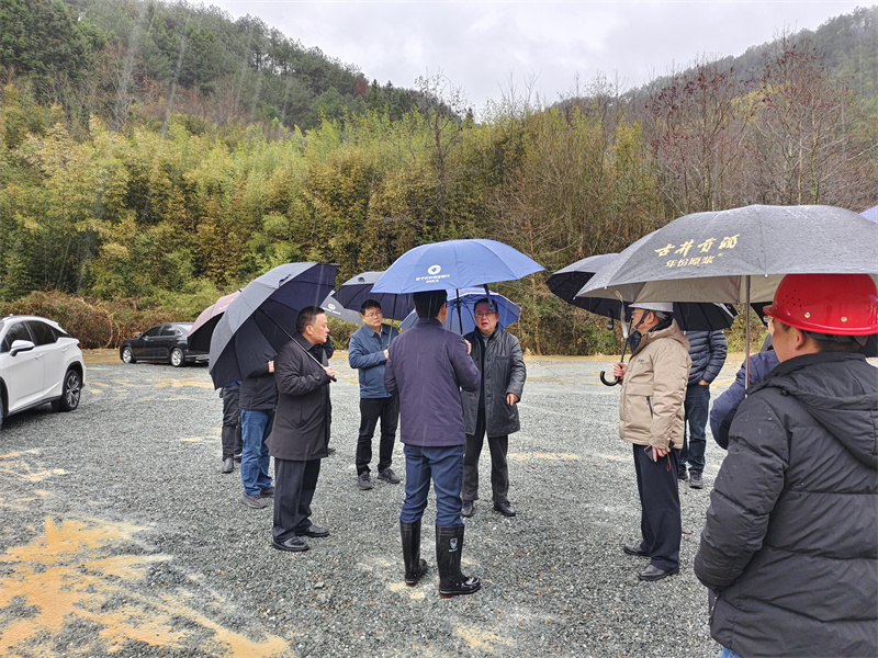 2月21日，汪凱書(shū)記一行調(diào)研防洪項(xiàng)目開(kāi)工儀式現(xiàn)場(chǎng)，洪董、張總陪同調(diào)研.jpg